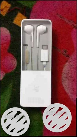 Le headphone only 600 on flipkart its 1900 type c