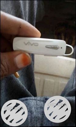 White Vivo Bluetooth Earphones