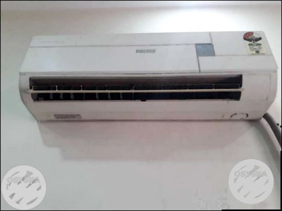 White Split-type Air Conditioner