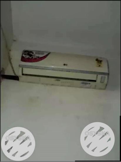 White Split-type Air Conditioner