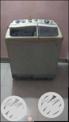 White Top-load Clothes Washer