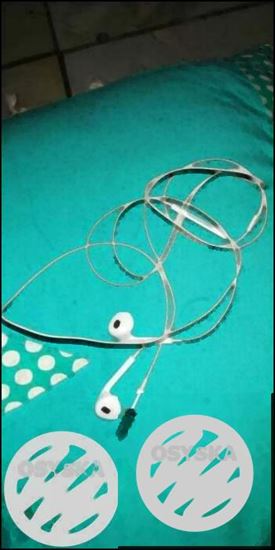 Apple iPhone earphones neatly used