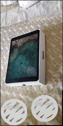 I pad pro 10.5 inch 1 year old with 1month